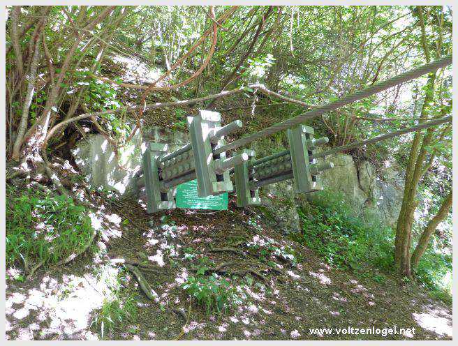 Vue panoramique sur le pont suspendu de l'Inn à Mieming