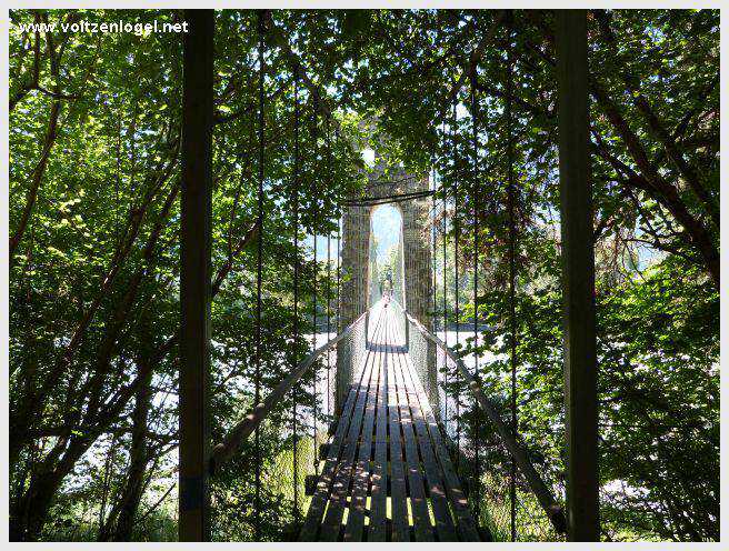 Vue panoramique sur le pont suspendu de l'Inn à Mieming