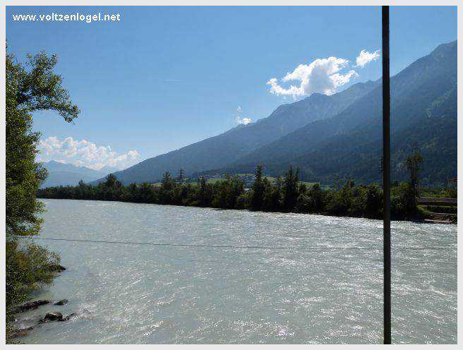 Vue panoramique sur le pont suspendu de l'Inn à Mieming