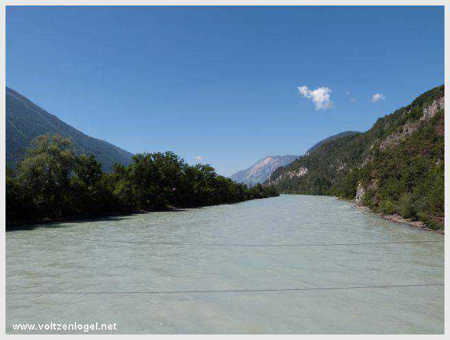Vue panoramique sur le pont suspendu de l'Inn à Mieming