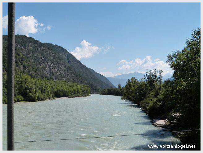 Vue panoramique sur le pont suspendu de l'Inn à Mieming