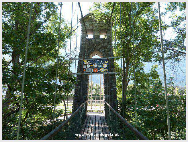 Vue panoramique sur le pont suspendu de l'Inn à Mieming