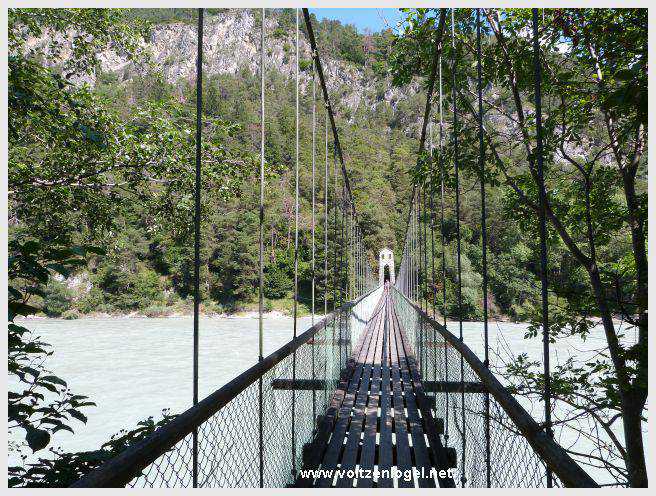 Vue panoramique sur le pont suspendu de l'Inn à Mieming