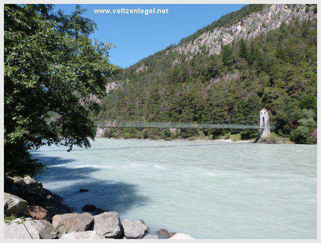 Vue panoramique sur le pont suspendu de l'Inn à Mieming