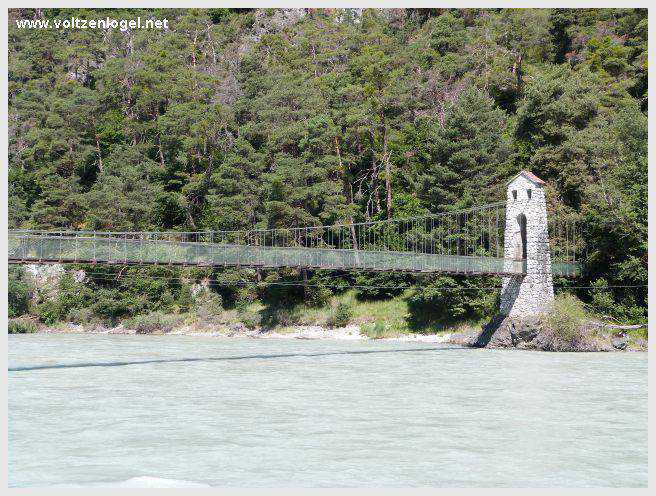 Vue panoramique sur le pont suspendu de l'Inn à Mieming