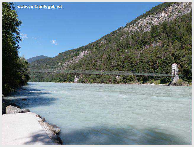 Vue panoramique sur le pont suspendu de l'Inn à Mieming