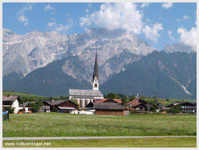 Vue panoramique sur le pont suspendu de l'Inn à Mieming