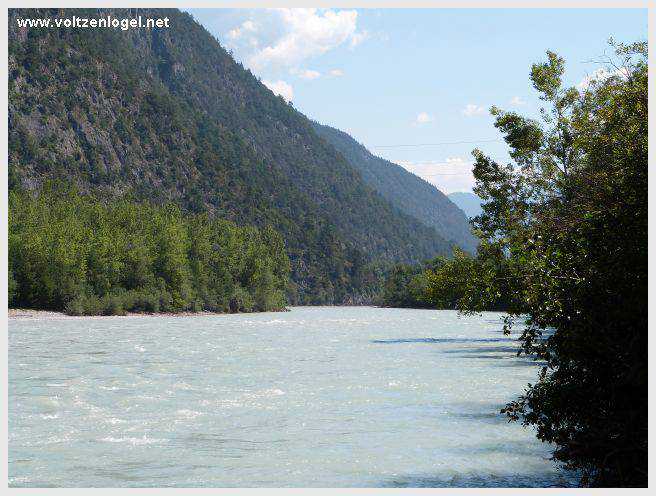Vue panoramique sur le pont suspendu de l'Inn à Mieming