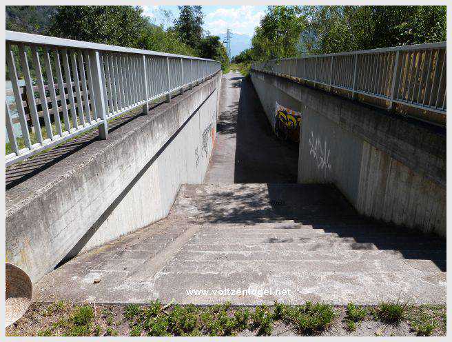 Vue panoramique sur le pont suspendu de l'Inn à Mieming