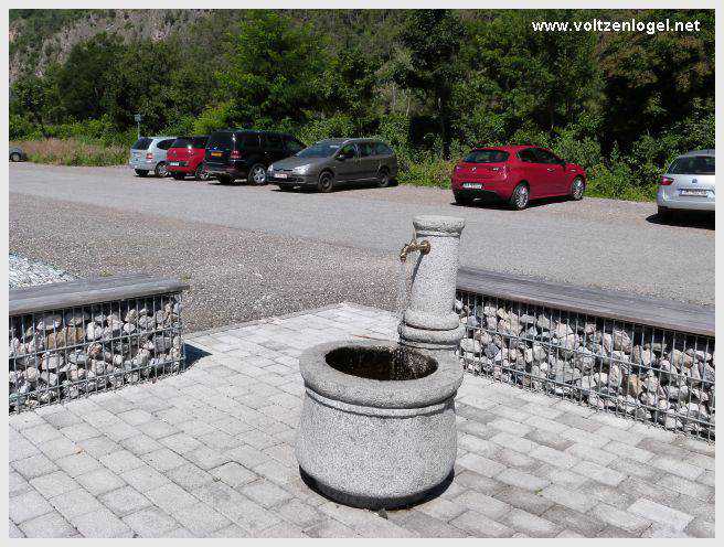 Vue panoramique sur le pont suspendu de l'Inn à Mieming