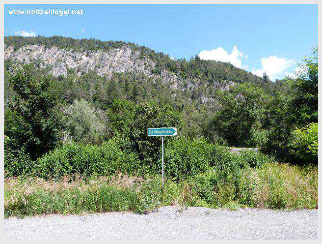Vue panoramique sur le pont suspendu de l'Inn à Mieming