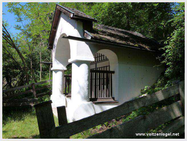 Vue panoramique sur le pont suspendu de l'Inn à Mieming