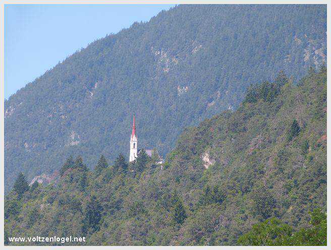 Vue panoramique sur le pont suspendu de l'Inn à Mieming