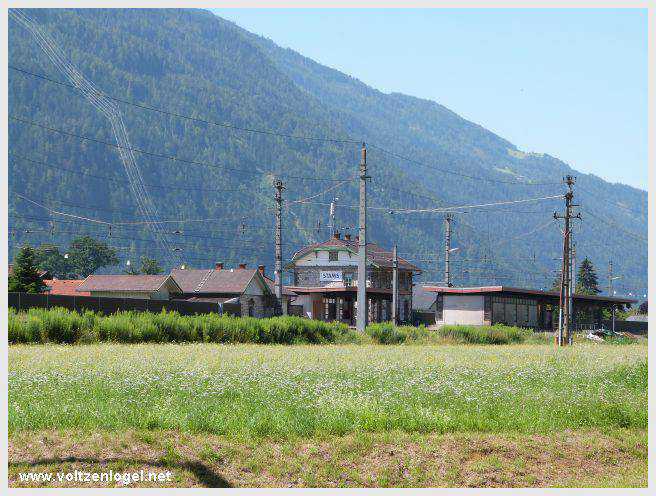 Vue panoramique sur le pont suspendu de l'Inn à Mieming