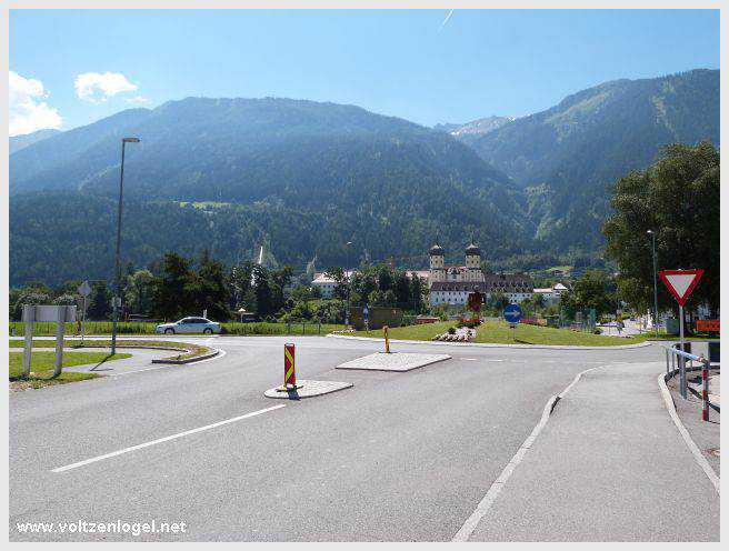 Vue panoramique sur le pont suspendu de l'Inn à Mieming
