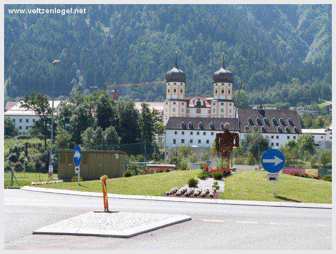 Vue panoramique sur le pont suspendu de l'Inn à Mieming