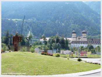 Stams in Österreich. Randonnée de Mieming à l'abbaye de Stams au Tyrol Autrichien