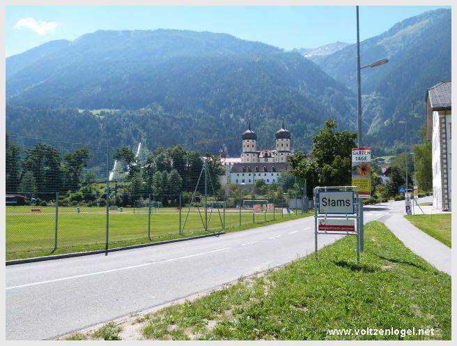 Vue panoramique sur le pont suspendu de l'Inn à Mieming