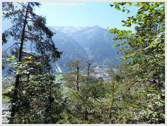 Vue panoramique sur le pont suspendu de l'Inn à Mieming