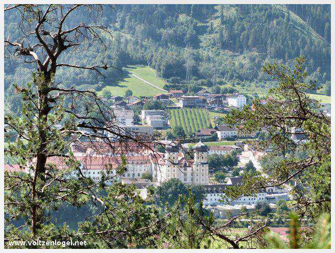Vue panoramique sur le pont suspendu de l'Inn à Mieming