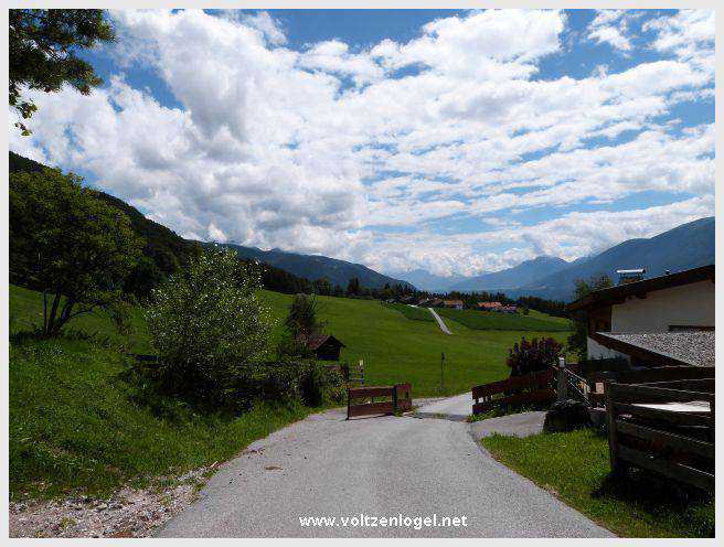 Mieming. Circuit de Randonnée par Obsteig-Mötz-Telfs-Strassberg-Obsteig, l'Inntal au Tyrol