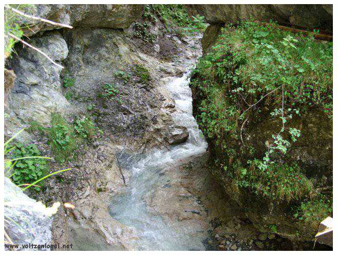 Exploration naturelle: Grotte bleue, joyau d'Imst au Tyrol, Autriche.