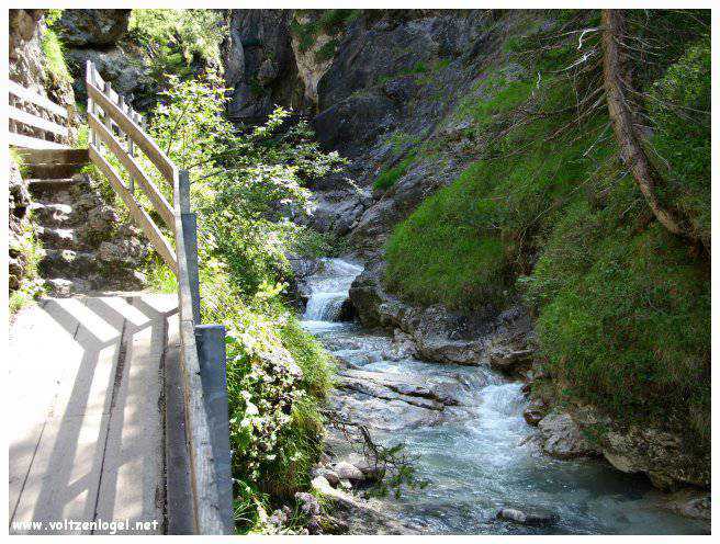 Exploration naturelle: Grotte bleue, joyau d'Imst au Tyrol, Autriche.