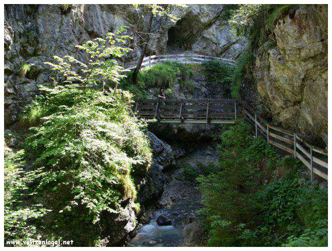 Exploration naturelle: Grotte bleue, joyau d'Imst au Tyrol, Autriche.