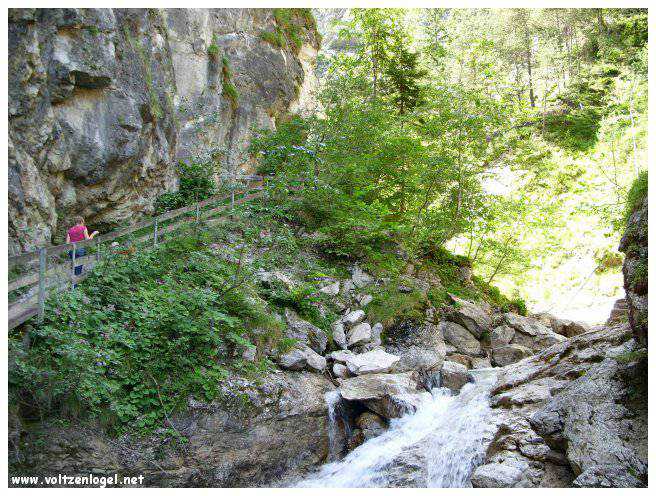 Exploration naturelle: Grotte bleue, joyau d'Imst au Tyrol, Autriche.