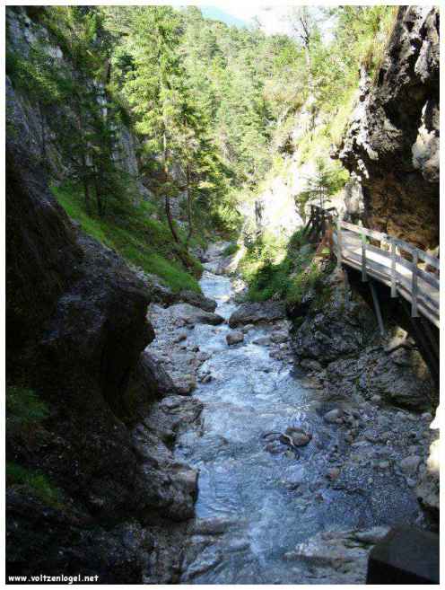 Exploration naturelle: Grotte bleue, joyau d'Imst au Tyrol, Autriche.