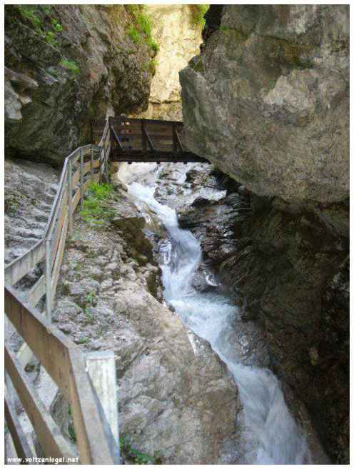 Exploration naturelle: Grotte bleue, joyau d'Imst au Tyrol, Autriche.