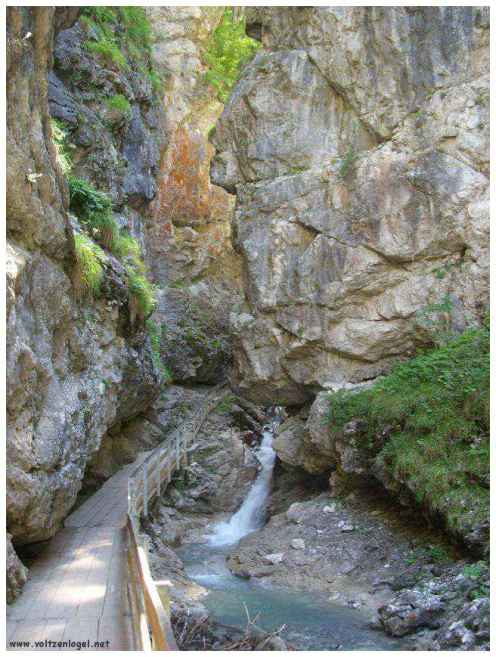 Exploration naturelle: Grotte bleue, joyau d'Imst au Tyrol, Autriche.