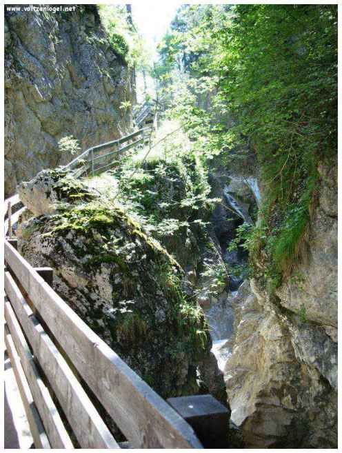 Exploration naturelle: Grotte bleue, joyau d'Imst au Tyrol, Autriche.