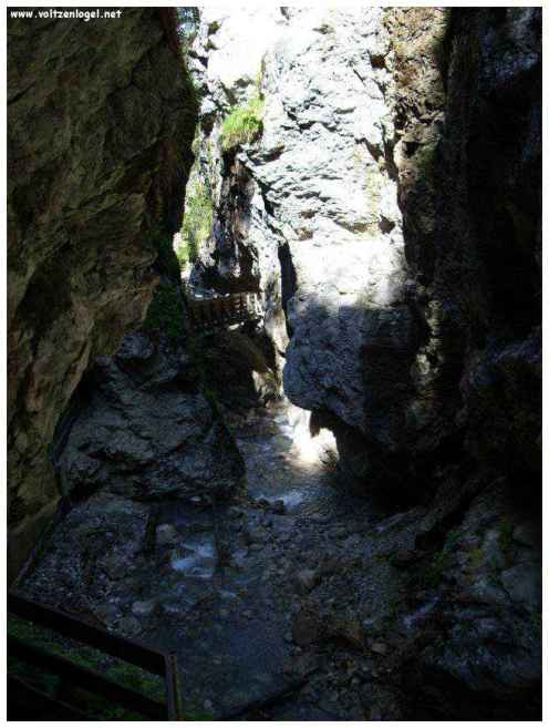Exploration naturelle: Grotte bleue, joyau d'Imst au Tyrol, Autriche.