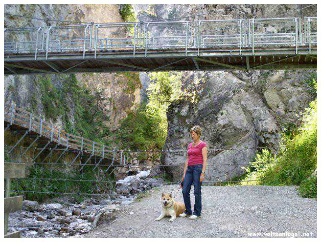 Exploration naturelle: Grotte bleue, joyau d'Imst au Tyrol, Autriche.