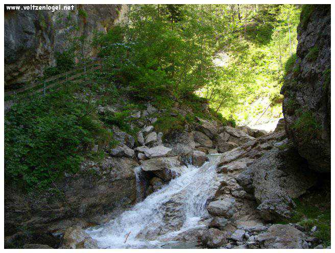 Exploration naturelle: Grotte bleue, joyau d'Imst au Tyrol, Autriche.