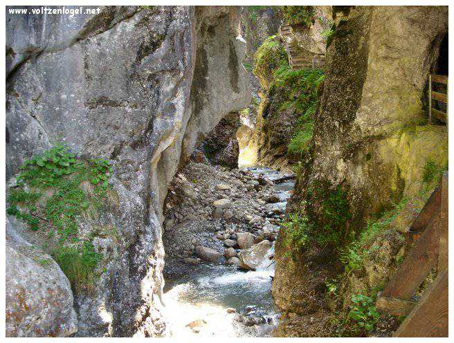 Exploration naturelle: Grotte bleue, joyau d'Imst au Tyrol, Autriche.