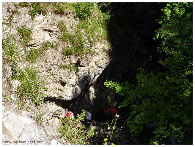 Exploration naturelle: Grotte bleue, joyau d'Imst au Tyrol, Autriche.