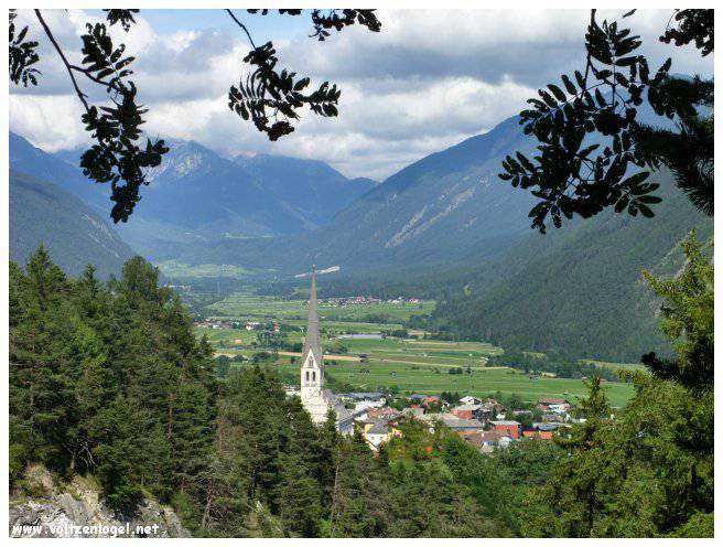 Exploration naturelle: Grotte bleue, joyau d'Imst au Tyrol, Autriche.
