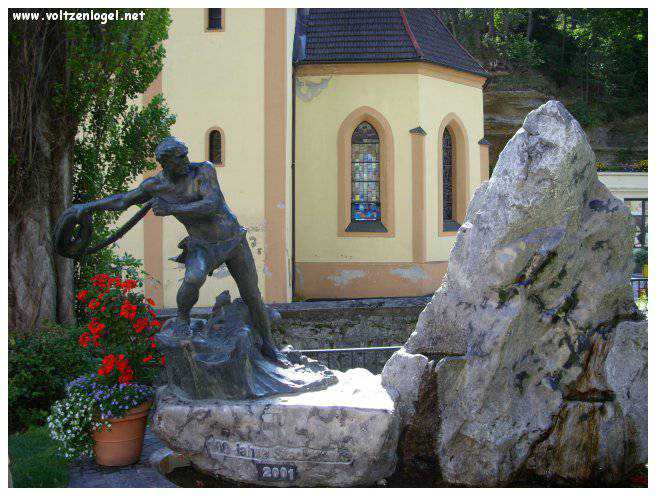 Exploration naturelle: Grotte bleue, joyau d'Imst au Tyrol, Autriche.