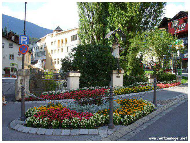 Exploration naturelle: Grotte bleue, joyau d'Imst au Tyrol, Autriche.