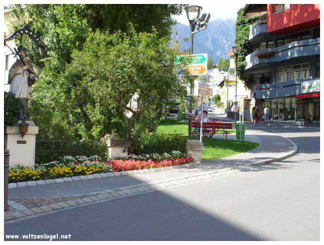Exploration naturelle: Grotte bleue, joyau d'Imst au Tyrol, Autriche.