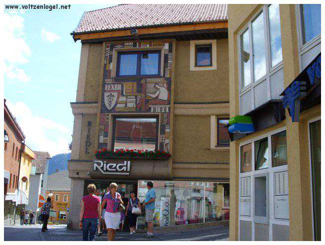 Exploration naturelle: Grotte bleue, joyau d'Imst au Tyrol, Autriche.