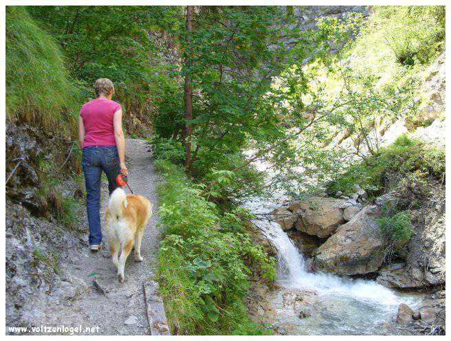 Exploration naturelle: Grotte bleue, joyau d'Imst au Tyrol, Autriche.