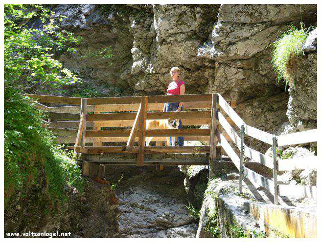 Exploration naturelle: Grotte bleue, joyau d'Imst au Tyrol, Autriche.