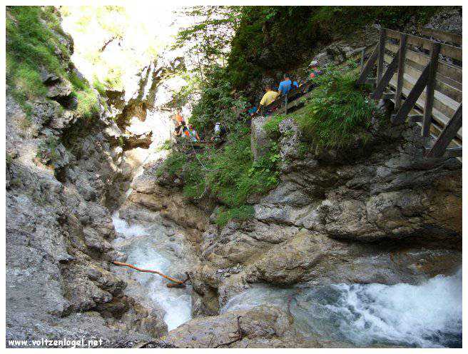 Exploration naturelle: Grotte bleue, joyau d'Imst au Tyrol, Autriche.