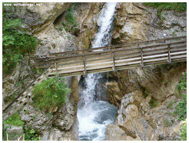 Exploration naturelle: Grotte bleue, joyau d'Imst au Tyrol, Autriche.