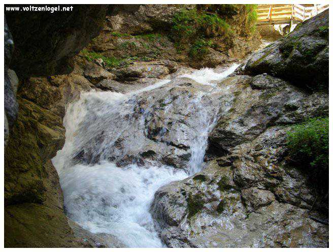Exploration naturelle: Grotte bleue, joyau d'Imst au Tyrol, Autriche.