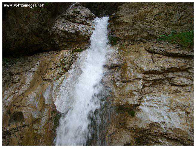 Exploration naturelle: Grotte bleue, joyau d'Imst au Tyrol, Autriche.