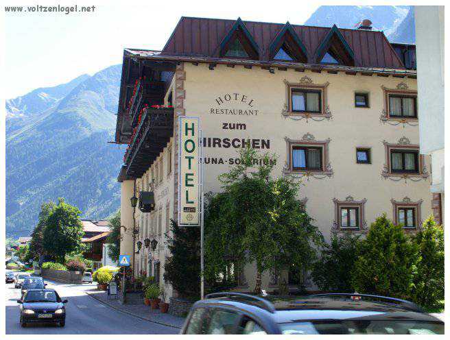 Vue panoramique sur les montagnes alpines et les bains thermaux de Längenfeld, Autriche.